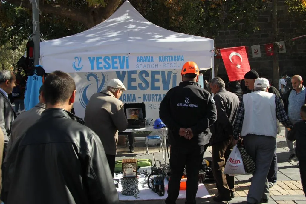 Yesevi Hareketi, Cumhuriyet Meydanı’nda Afetlere Karşı Bilinçlendirme Çalışmalarını Sürdürdü