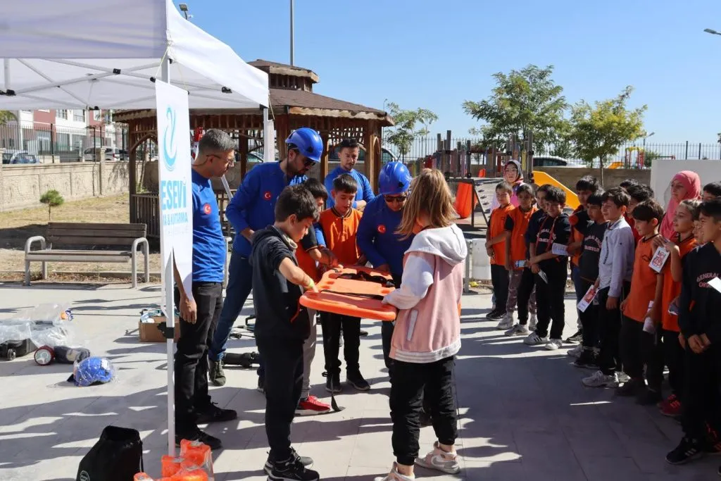 “Afetlere Hazırlan, Sevdiklerinle Yaşlan” Projesi Kayseri’de Öğrencilere Eğitim Verdi
