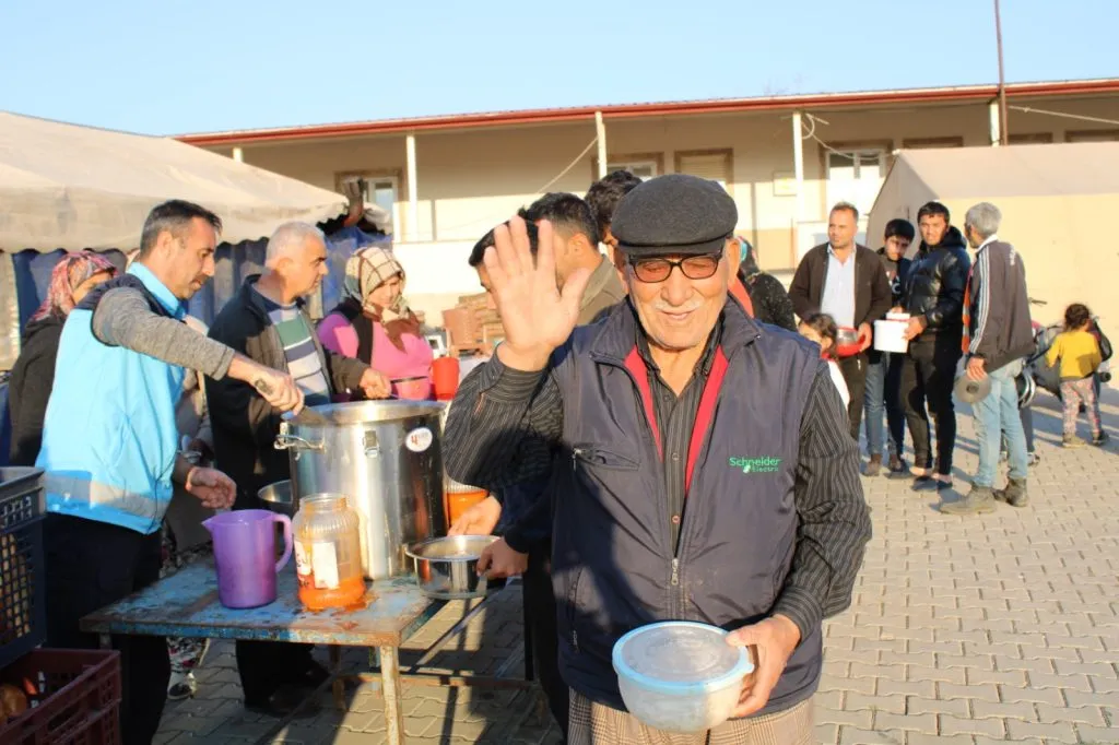 Deprem bölgelerindeki aşevlerimiz aktif bir şekilde depremzede kardeşlerimize yemek dağıtımını ramazan boyunca aralıksız her gün gerçekleştiriyor.