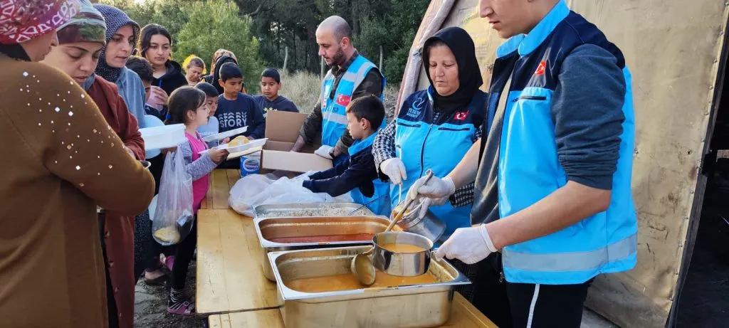 Yapılan zekat, fitre, iftar, sahur yardımlarınızla gönüllere dokunacağız.