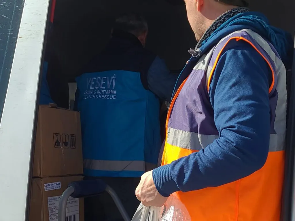 Adıyaman merkezi ve Kuyulu köyü çevresinde ailelere psikososyal destek ve insani yardım gerçekleştirildi.