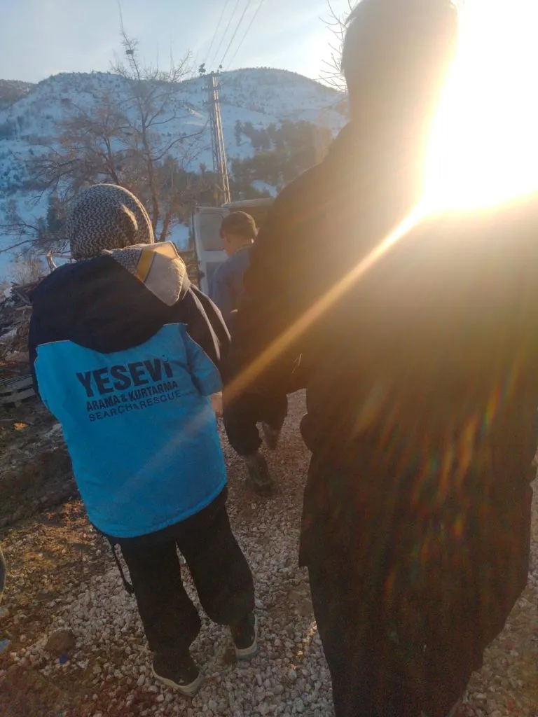 Kıyafet ve erzak dağıtımını gerçekleştirdik.