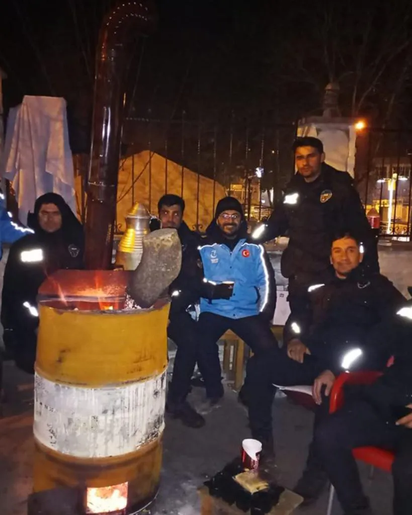 Arama kurtarma ve insani yardım çalışmalarına sahada olmaya devam ediyoruz.