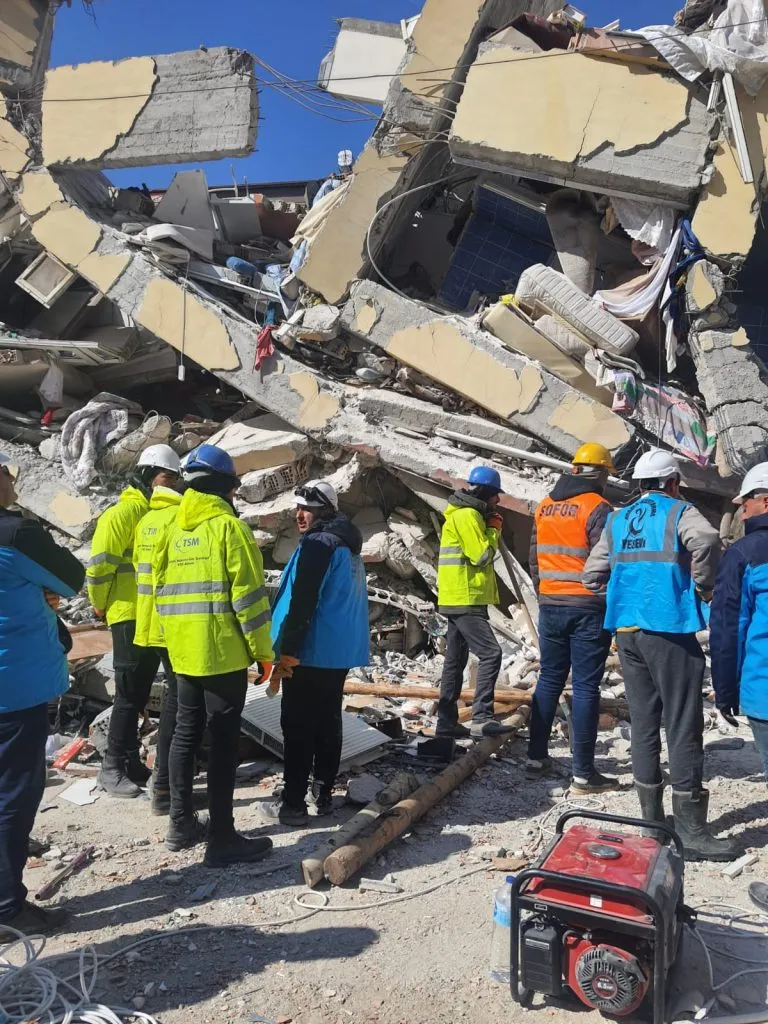 Türkiye, Kahramanmaraş merkezli iki büyük depremle sarsıldı. İlki 7,7 ikincisi 7,6 büyüklüğündeki depremde arama kurtarma ekiplerimiz yorulmaksızın devam ediyor.