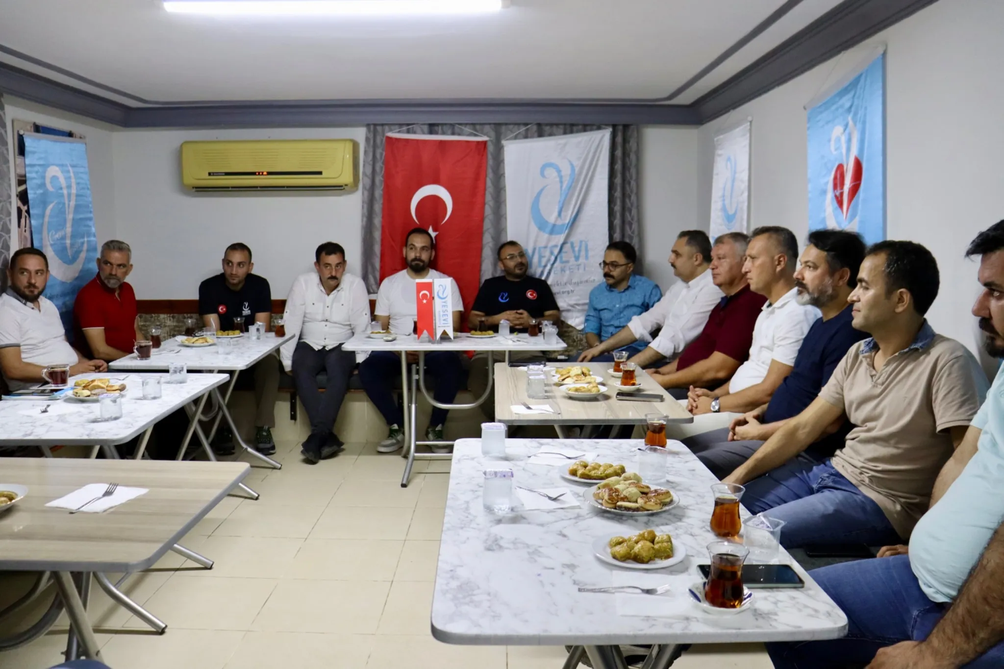 Adana'da Yesevi Hareketi ve KOZ-YAR İş Birliğiyle İstişare Toplantısı Düzenlendi