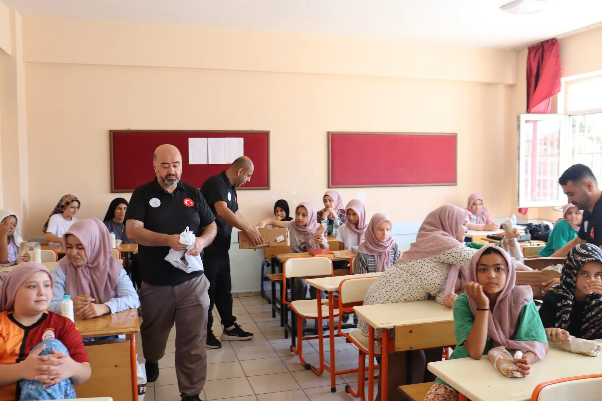 Kahramanmaraş Yesevi Hareketi Temsilciliği'nden Öğrencilere ve Sporculara Destek