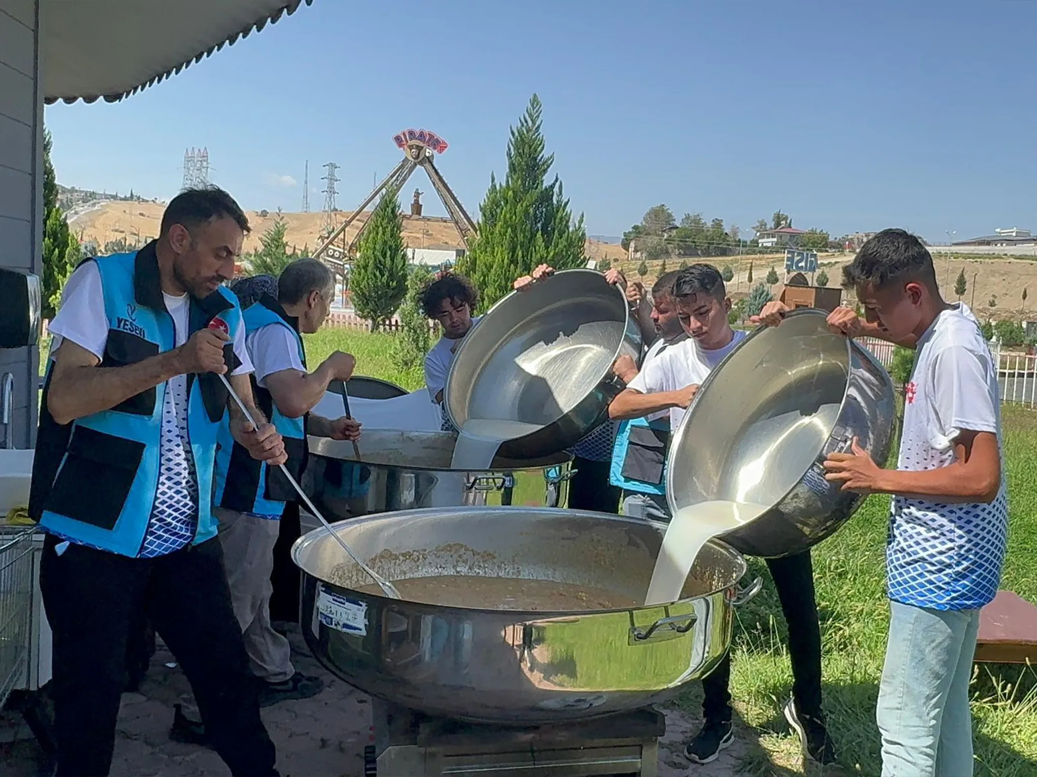 Kahramanmaraş Yesevi Hareketi'nden Mevlid Kandili'nde 4 Bin Kişilik Helva İkramı