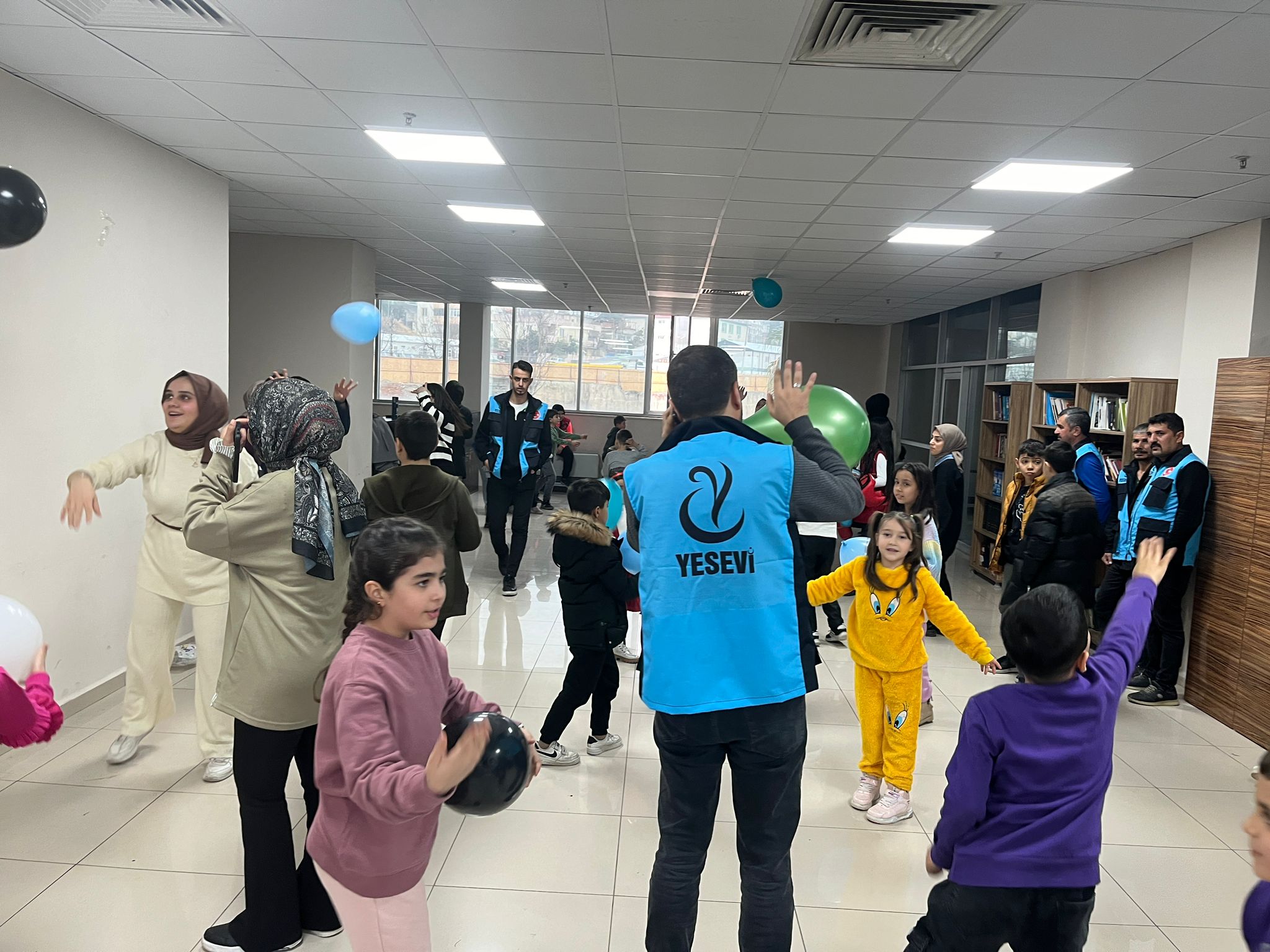 Yetim Gülerse Dünya Güler!
