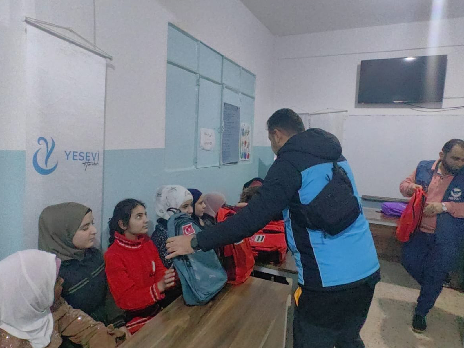 Bugün, Fidan Ana Yetim ve Kültür Merkezi’nde ihtiyaç sahibi çocuklarımıza çanta dağıtımı gerçekleştirdik.
