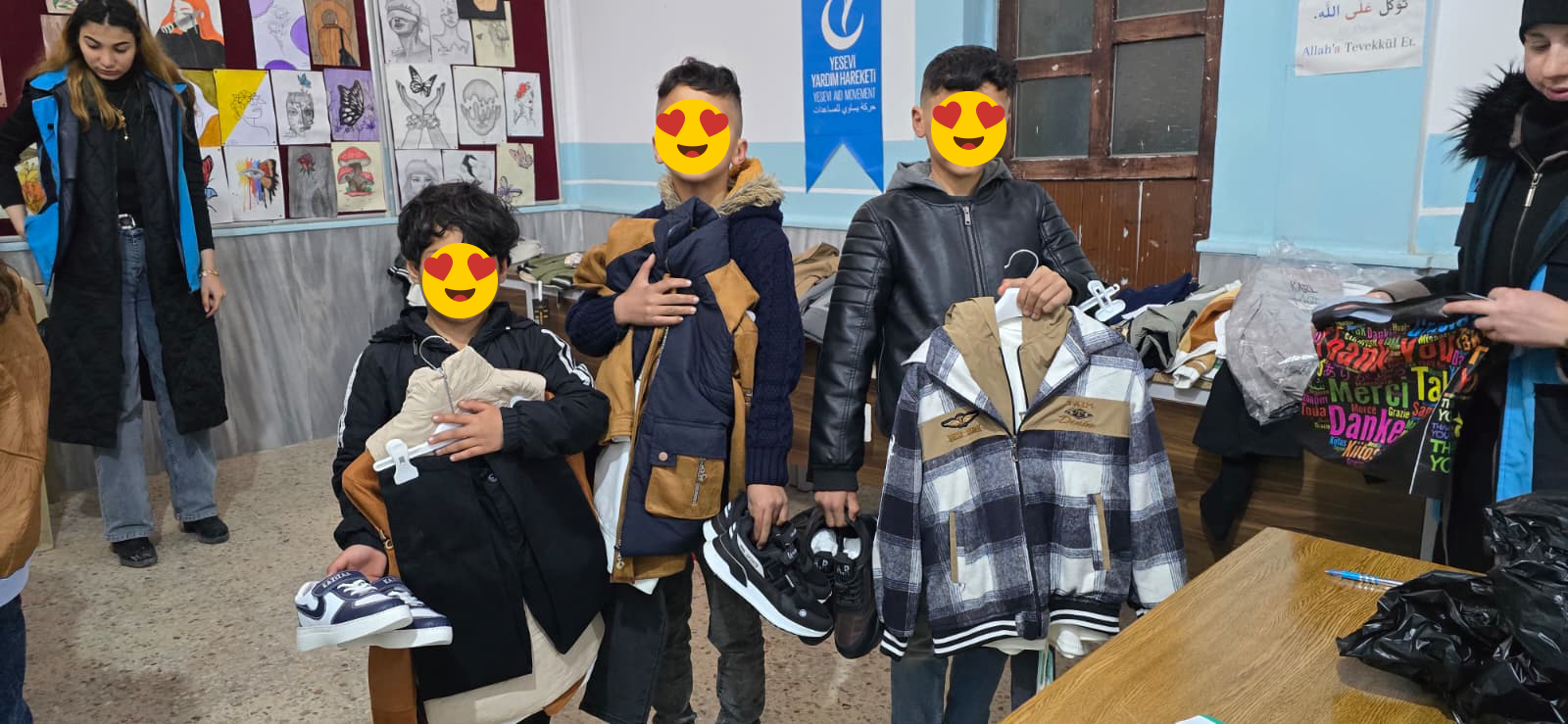 Yesevi Hareketi’nden Suriye’de Bayramlık Dağıtımı