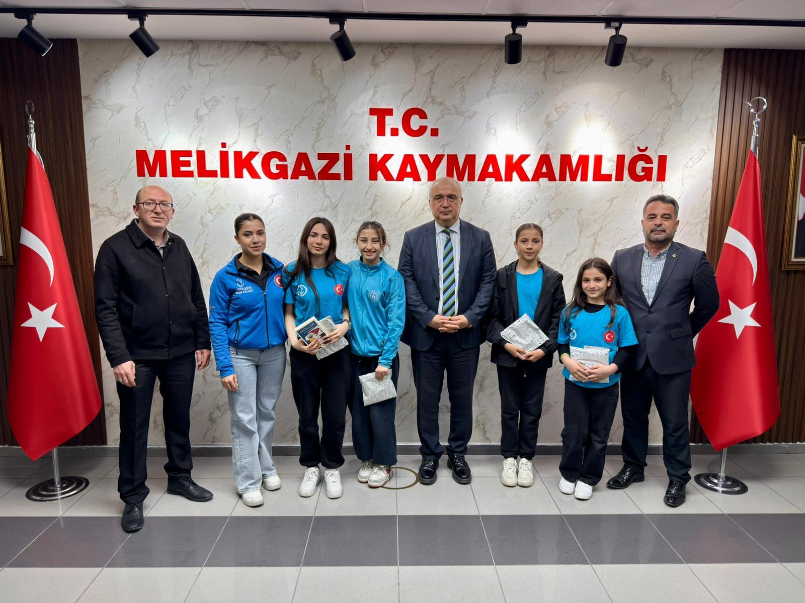 Sedat Sırrı Arısoy, Melikgazi Kaymakamımız, Yesevi Erva Spor Kulübü heyetimizi makamında kabul etti.